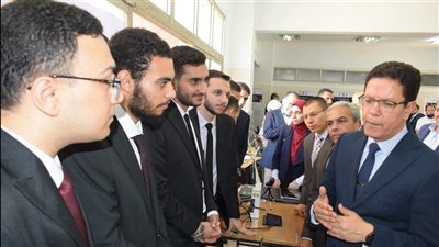 رئيس جامعة بنها يتفقد مشروعات تخرج طلاب كلية الهندسة ببنها