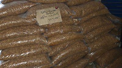 ضبط طن تقلية ملوثة ببقايا حشرية داخل مخزن غير مرخص تابع لمطعم كشري شهير ببنها
