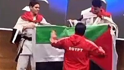 فيديو قديم للاعبين مصريين يرفعان علم فلسطين ببطولة الكاراتيه يثير التفاعل