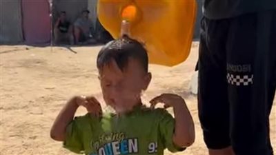 لتخفيف حر الصيف.. فرحة طفل فلسطيني بالماء تخطف قلوب المتابعين 
