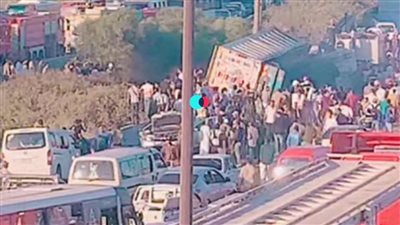 انقلاب تريلا على الطريق الدولي بالإسكندرية واشتعالها عقب الاصطدام بسيارة
