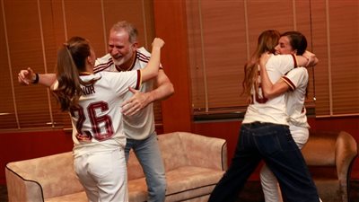 اللاعب 12.. الملك فيليبي يحتفل بتأهل لاروخا بقميص المنتخب الإسباني 