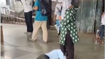 بكى عند قدميها أمام المارة.. شاب هندي يثير الجدل في محطة قطار بعد انفصال خطيبته