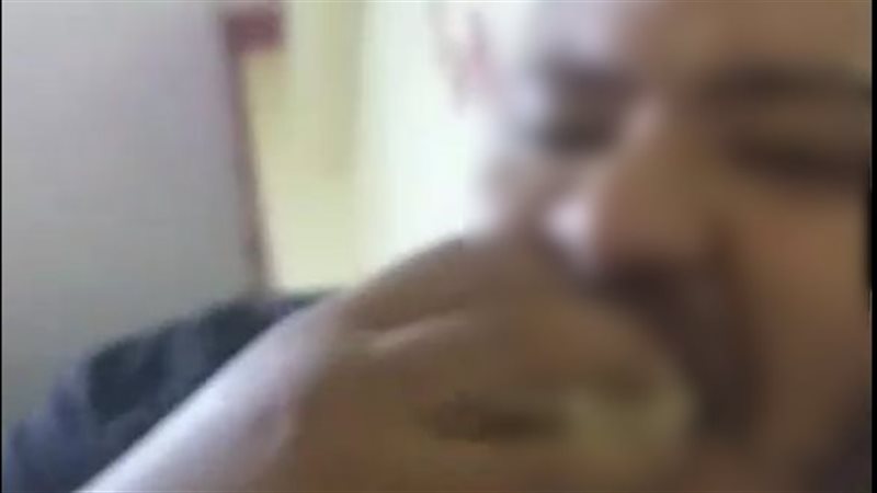 الشخص الظاهر في الفيديو