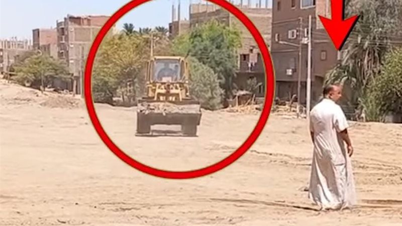  بلدوزر يقوم بأعمال