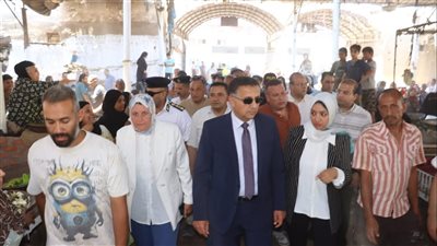 محافظ القليوبية يتفقد سوق بهتيم بعد الانتهاء من تسكين الباعة الجائلين 