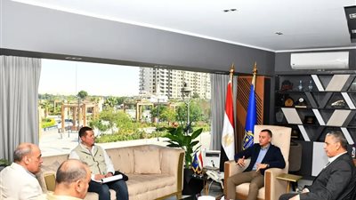 محافظ أسوان يتابع مع هيئة الإنتاج الحربى معدلات تنفيذ مشروعات حياة كريمة