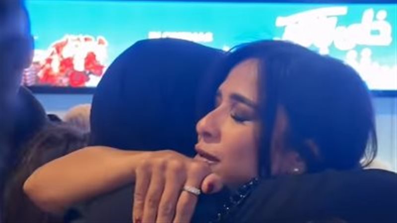 معجبة تحضن ياسمين
