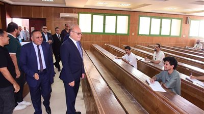 رئيس جامعة سوهاج يطمئن على انتظام امتحانات الدراسات العليا بكلية التجارة 
