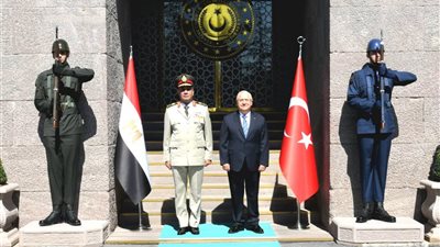 وزير الدفاع يعود إلى أرض الوطن بعد إنتهاء زيارته الرسمية لجمهورية تركيا