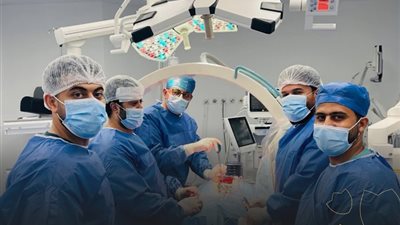 نجاح طبي بمجمع السويس الطبي.. إنقاذ مريض من الشلل واستعادة الحركة بجراحة دقيقة