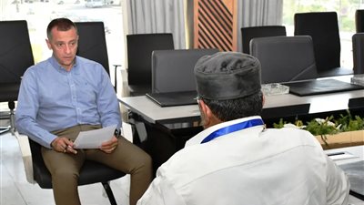 محافظ أسوان يستمع لشكاوى 45 مواطن ويعد بحلها خلال لقاء اليوم المفتوح 