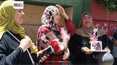  ختام ماراثون الثانوية العامة.. أمها وخالتها فجأوها بتورتاية وورد أمام اللجنة 