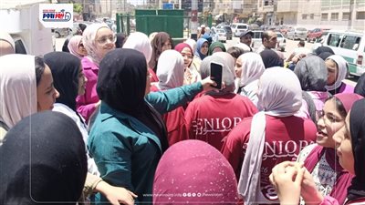 رقص وزغاريد..الفوم يسيطر على احتفالات طلاب الثانوية العامة بالفيوم 