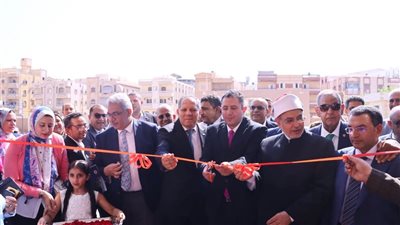 محافظ دمياط ورئيس جامعة الأزهر يفتتحان كلية طب الأزهر بنين 