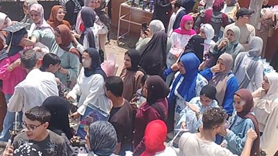 طالبات دمياط يودعن الثانوية العامة بالورود والابتسامات في آخر أيام الامتحانات