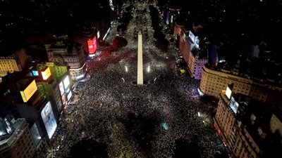مفاجأة صادمة للمصريين..الآف من جمهور الأرجنتين يحتفلون بالفوزعندأثر فرعوني