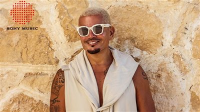 حبيتك .. هكذا يظهر عمرو دياب على بوستر ألبومه الجديد |فيديو