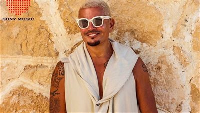 بإطلالة صيفية لافتة.. عمرو دياب يشعل مواقع التواصل ويثير الجدل بارتداء 3 ساعات
