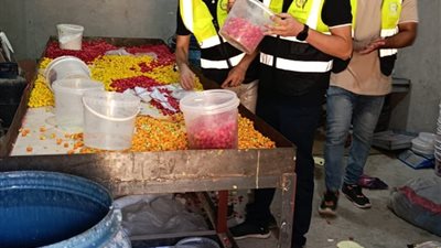 قبل طرحها بالأسواق.. محافظ الغربية يعلن ضبط 2 طن حلوى منتهية الصلاحية 
