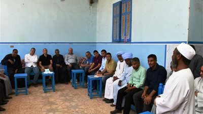 محافظ أسوان يعقد لقاء جماهيرى مع أهالى السلسلة بكوم أمبو ويوجه بحلول عاجلة 