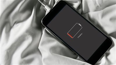 هل شحن الهاتف طوال الليل يدمر البطارية؟.. الحقيقة التي تكشفها الهواتف الحديثة