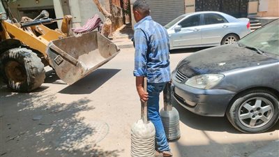حي السويس يواصل حملات رفع الإشغالات بشارع بردايس لإعادة الانضباط