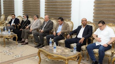 محافظ قنا يزور الأنبا بيمن مطران نقادة وقوص للاطمئنان على صحته