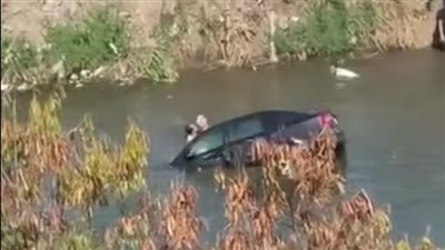 قفز خلف السيارة الغارقة..شاب ينقذ أسرة من الموت بعد سقوطها في ترعة بالجيزة|صور