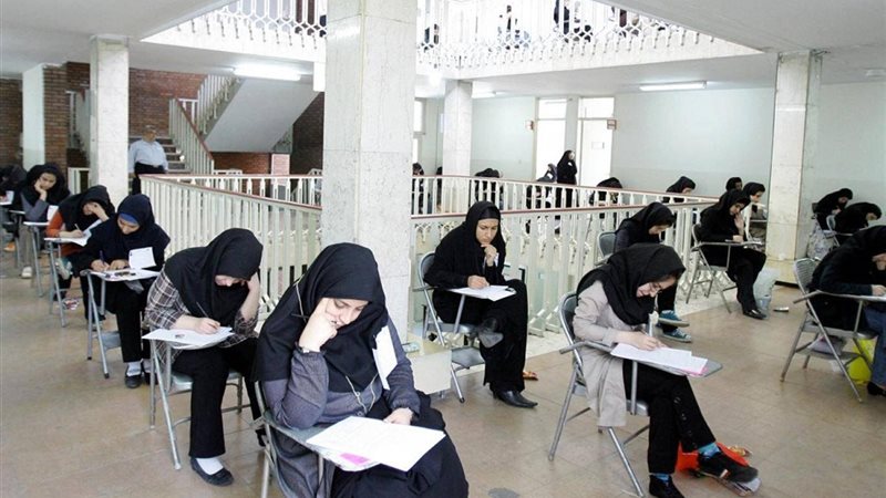 طلاب إيرانيين يؤدون