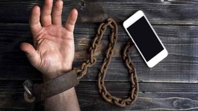 هل يشبه الإدمان.. ماذا يحدث في حالة تركك الهاتف لمدة ثلاث أيام