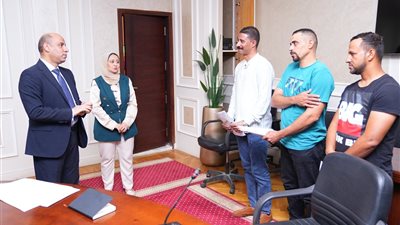 وزير العمل يسلم عقود تشغيل جديدة لشباب مصريين في لبنان  