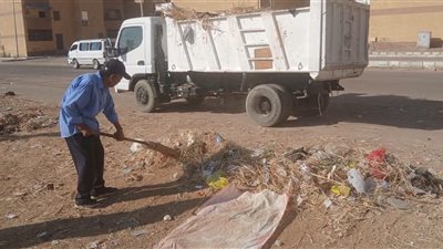 حي عتاقة بالسويس يواصل أعمال النظافة بالوردية الصباحية في مدينة التوفيقية 