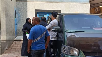 انهيار أسر ضحايا حادث بيارة صرف صحي أمام مشرحة مستشفي المنوفية