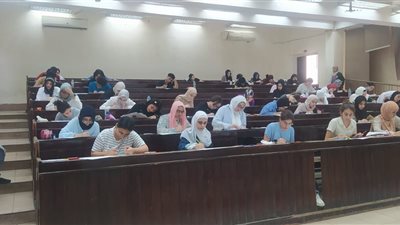  توافد طلاب الثانوية على كليات جامعة العاصمة لأداء اختبارات القدرات| صور