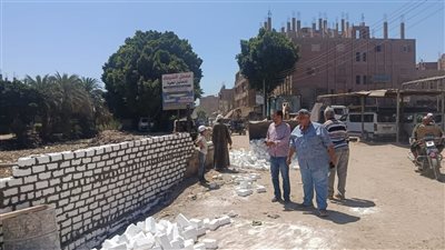 محافظ أسيوط: استمرار رفع مخلفات تطهير الترع وإنشاء أسوار لتعزيز وسائل الحماية 