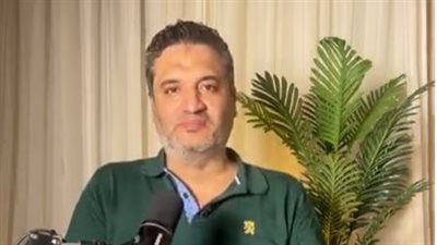 حكايات مؤلمة عن الأبوة في دفتر حكايات..عمر الشريف ينكر ابنه وأخ سري لعمرو موسى