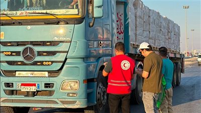 الهلال الأحمر المصري يدعم الفلطسينين عبر قافلة زاد العزة 238