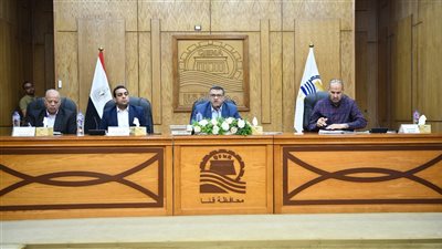 محافظ قنا يشدد على تسريع وتيرة العمل بملفات التقنين والتصالح وتذليل العقبات