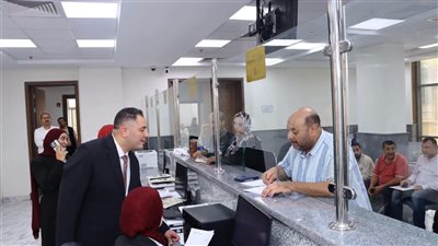 محافظ دمياط يتابع انتظام العمل بالمركز التكنولوجي وإدارات الديوان العام