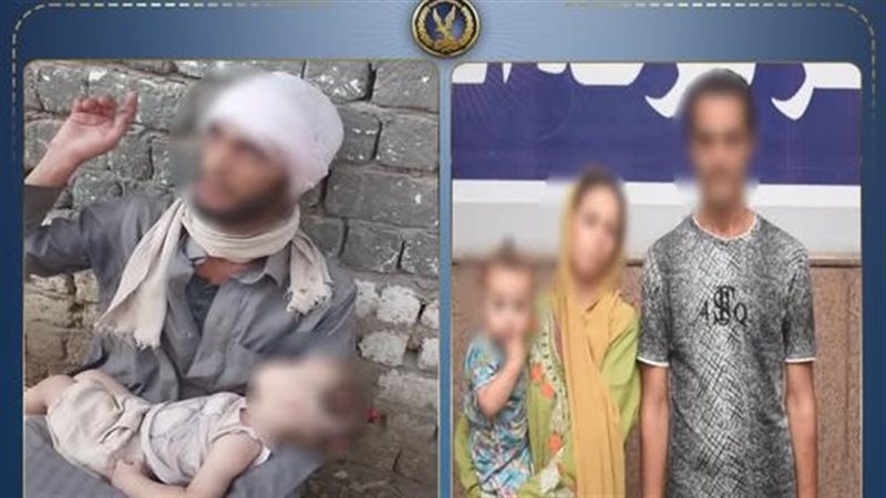 بائع متجول يحمل طفلة