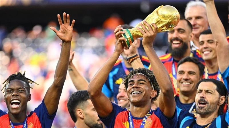 تتويج منتخب إسبانيا 