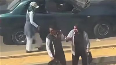 بيعدي الناس والضحكة لا تفارق وجهه.. ضابط مرور يخطف قلوب المصريين  
