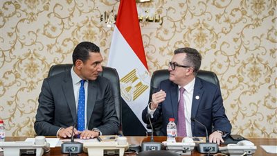 تعاون بين 