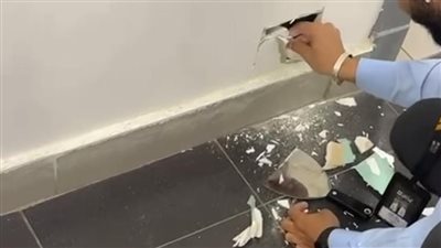 الرحمة في أبهى صورها.. شاب يحطم حائطًا لإنقاذ قطة عالقة