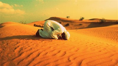هل يجوز الصلاة على الرمال إذا لم توجد سجادة؟.. مركز الفتوى يوضح