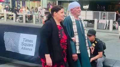 بالجلابية الصعيدي.. رجل يثير الجدل في شوارع أمريكا ويخطف الأنظار