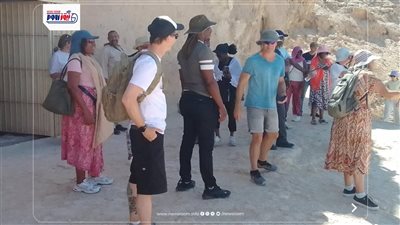 وفد سياحي فرنسي يستكشف كنوز تل العمارنة الأثرية لتعزيز السياحة بالمنيا