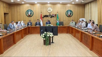 محافظ المنوفية يستعرض خطط عمل مشروعات تحسين الطرق والمواقف ووحدة التدخل السريع