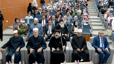  الأنبا أكسيوس يشهد ندوة 
